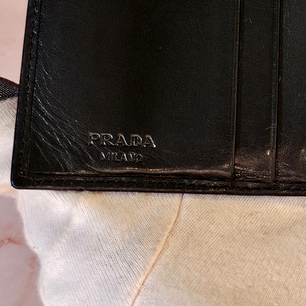 ๐งPrada Logo Plate BUTTER Soft Leather Bi-Fold Vintage Black Wallet๐ง - Picture 4 of 16